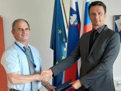 Bojan Oman (desno) je vodenje policijskega centra za varovanje in za&scaron;čito, ki varuje vidne državne predstavnike, predal Tomažu Brezicu. F GPU<br><br>