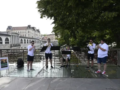 Danes popoldan je na ljubljanskih ulicah odmevala glasba.