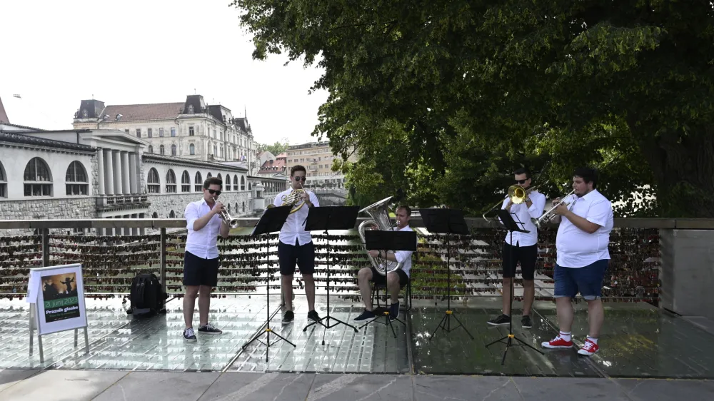 Danes popoldan je na ljubljanskih ulicah odmevala glasba.