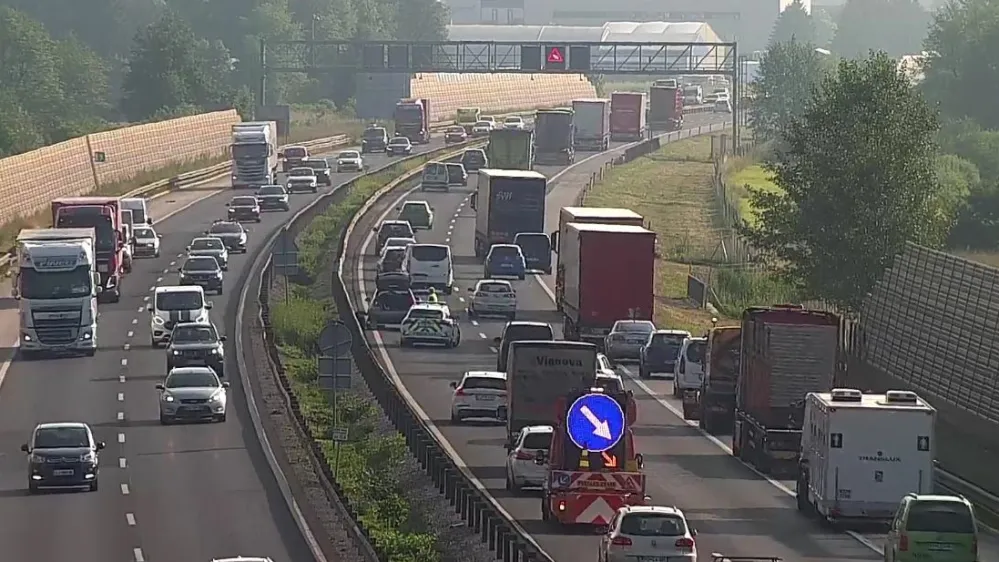 Voznik/voznica je sredi jutranje gneče na prehitevalnem pasu primorske avtoceste manjal/a pnevmatiko. 