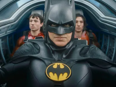 V filmu Flash trčijo filmski svetovi. Michael Keaton je ob naslovnem junaku, ki ga igra Ezra Miller, znova Batman. F Warner Brothers Pictures<br><br>