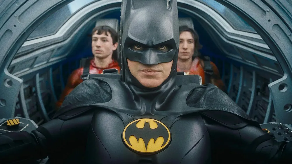 V filmu Flash trčijo filmski svetovi. Michael Keaton je ob naslovnem junaku, ki ga igra Ezra Miller, znova Batman. F Warner Brothers Pictures<br><br>