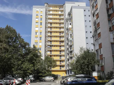 - 06.10.2022 &ndash; stanovanjski blok Celov&scaron;ka cesta 185 v Ljubljani - Javni stanovanjski sklad MOL je iz poslovnih prostorov v 1. nadstropju spremenil v pet stanovanj. //FOTO: Jaka Gasar
