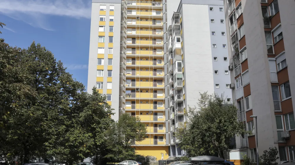 - 06.10.2022 &ndash; stanovanjski blok Celov&scaron;ka cesta 185 v Ljubljani - Javni stanovanjski sklad MOL je iz poslovnih prostorov v 1. nadstropju spremenil v pet stanovanj. //FOTO: Jaka Gasar