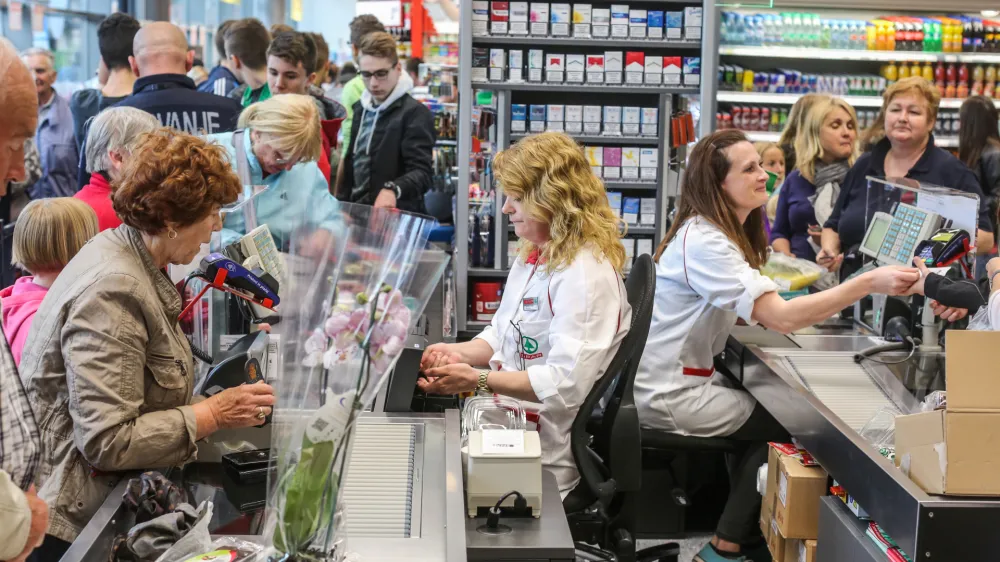 Trgovina Spar v Zalogu, trgovina, market, hrana, davčna blagajna- 09.05.2016 - Poslovno-upravni center Zalog, Agrokombinatska cesta 2, - projekt javno-zasebnega partnerstva med Mestno občino Ljubljana in drubo SPAR Slovenijad.o.o..     //FOTO: Bojan Velikonja 