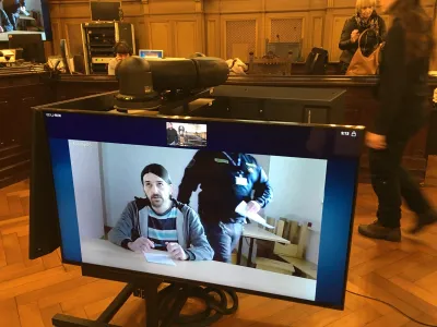 Niko Stariha je že pred narokom protestiral proti predlogu sodi&scaron;ča, da bi sojenje spremljal prek videokonferenčne povezave. A je sodnica odredila prisilni privod, da bi bil prisoten vsaj na začetku.&nbsp;