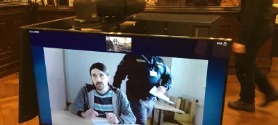 Niko Stariha je že pred narokom protestiral proti predlogu sodišča, da bi sojenje spremljal prek videokonferenčne povezave. A je sodnica odredila prisilni privod, da bi bil prisoten vsaj na začetku. 