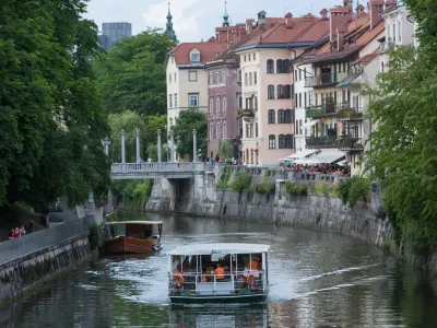 Pihalni orkester Litostroj na barki, ki pluje od Prulskega do Zmajskega mostu  - 21.06.2016 - Dogodek Koncerti na Ljubljanici - pihalni orkestri nastopali na ladjici, ki je vozila po Ljubljanici v organizaciji Zveze kulturnih dru&scaron;tev Ljubljana - Ljubljanica - ladjica - barka - turizem -   ..//FOTO: Maja Marko