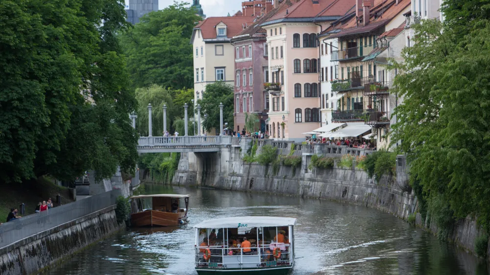 Pihalni orkester Litostroj na barki, ki pluje od Prulskega do Zmajskega mostu  - 21.06.2016 - Dogodek Koncerti na Ljubljanici - pihalni orkestri nastopali na ladjici, ki je vozila po Ljubljanici v organizaciji Zveze kulturnih dru&scaron;tev Ljubljana - Ljubljanica - ladjica - barka - turizem -   ..//FOTO: Maja Marko