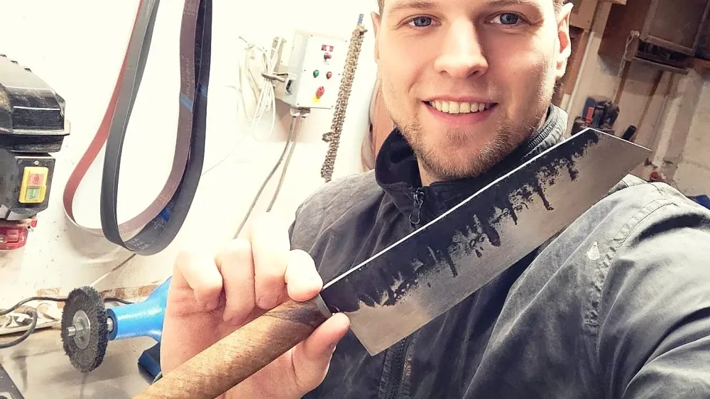 Jaka Skubic: Bru&scaron;enje nožev je posebna umetnost. Pogovarjal sem se z&nbsp;vrhunskim brusilcem in mi je rekel, da potrebuje&scaron; dve leti, da se nauči&scaron; izdelati nož, ter celo življenje, da ga zna&scaron; nabrusiti. F osebni arhiv