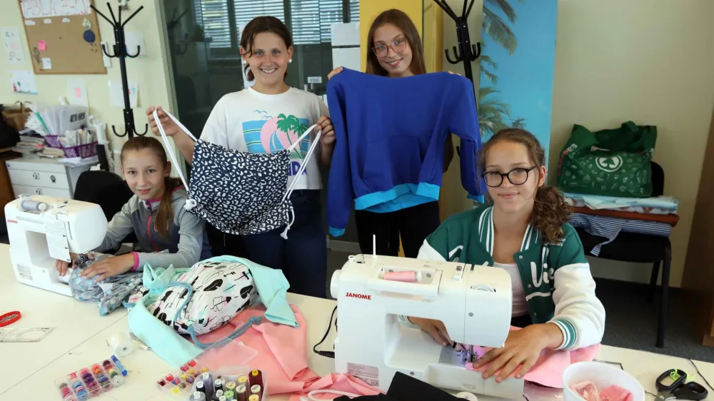 Manca (z leve), Hana, Anamarija in Lučka so nad svojim novim znanjem navdu&scaron;ene.