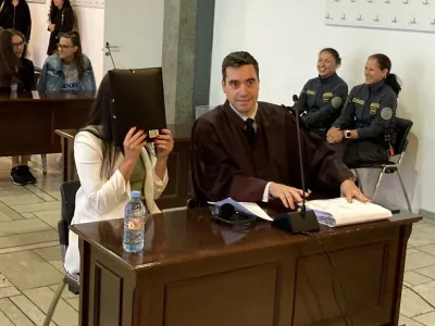Odvetnik Rok Križanec je moral s sklepom ustavnega sodi&scaron;ča v zapor po svojo neupravičeno priprto klientko Tanjo Tolimir.
