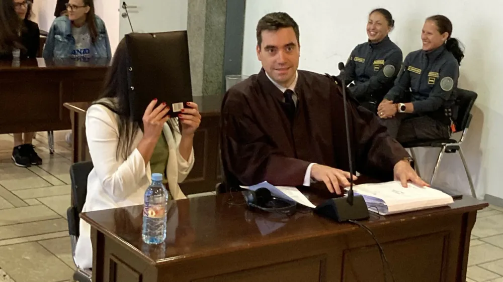 Odvetnik Rok Križanec je moral s sklepom ustavnega sodi&scaron;ča v zapor po svojo neupravičeno priprto klientko Tanjo Tolimir.