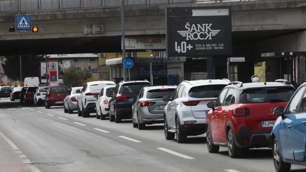 - prometni zastoj -&nbsp;- 12.04.2023 -&nbsp;Trža&scaron;ka cesta -&nbsp;izgradnje&nbsp;kanalizacije od Dolgega mostu do Brezovice -&nbsp;delna zapora ceste &ndash;&nbsp;//FOTO: Bojan Velikonja