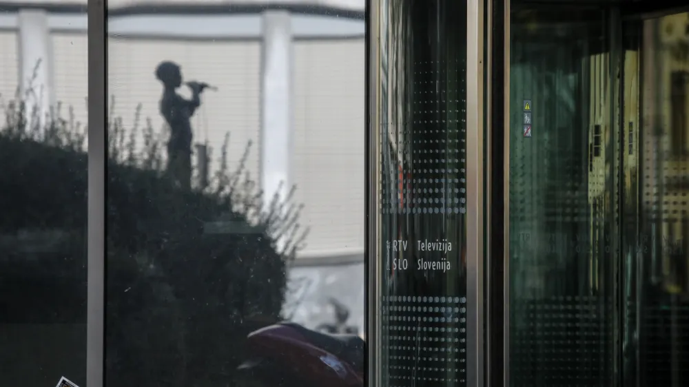 - simbolična fotografija - deček s pi&scaron;čalko &ndash; Pastirček - simbol RTV - <br> <br>- 21.09.2022 - akcija v podporo novinarkam in novinarjem ter ostalim sodelavcem javne RTV Slovenije, ki jo je izvedel Mladi forum Socialnih demokratov, <br> <br>//FOTO: Luka Cjuha<br>