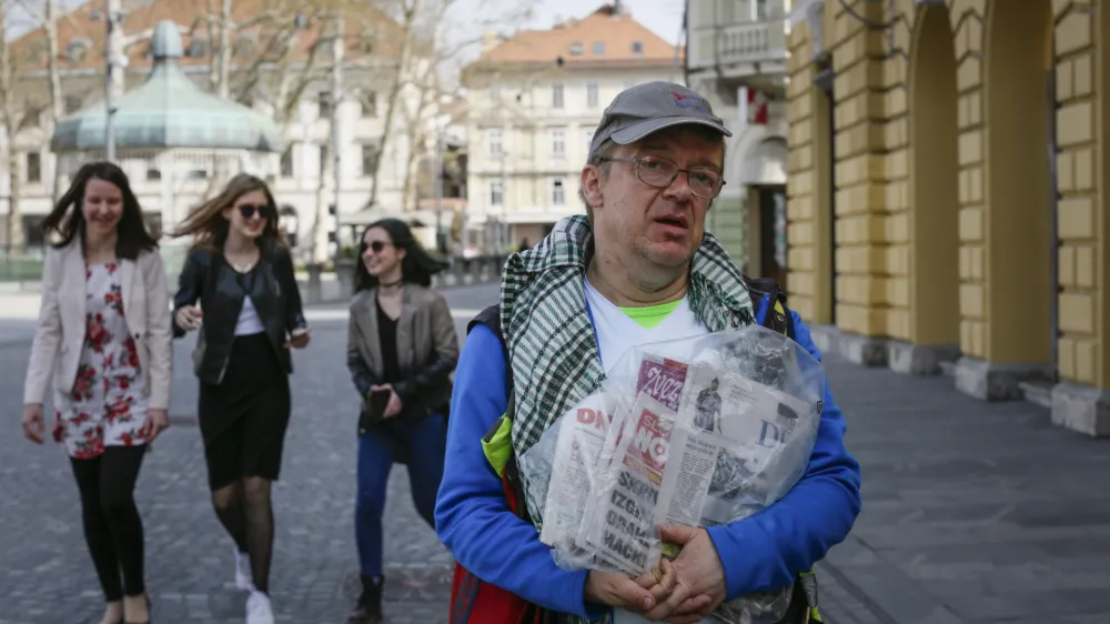 07.04.2016 - Miha Nečemar, ulični prodajalec časopisa//FOTO: Luka Cjuha.