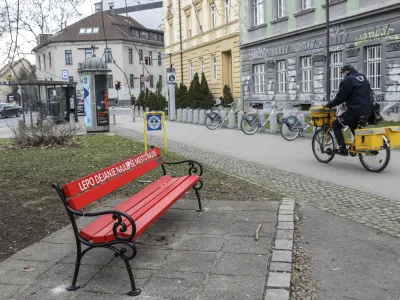 - 27.02.2023 - Vidovdanska cesta v Ljubljani - rdeča klopca solidarnosti pri igri&scaron;ču pred hotelom Park - projekt &raquo;Ljubljana, mesto solidarnosti&laquo; pod sloganom &raquo;Lepo dejanje najlep&scaron;e mesto najde&laquo; <br><br>//FOTO: Jaka Gasar