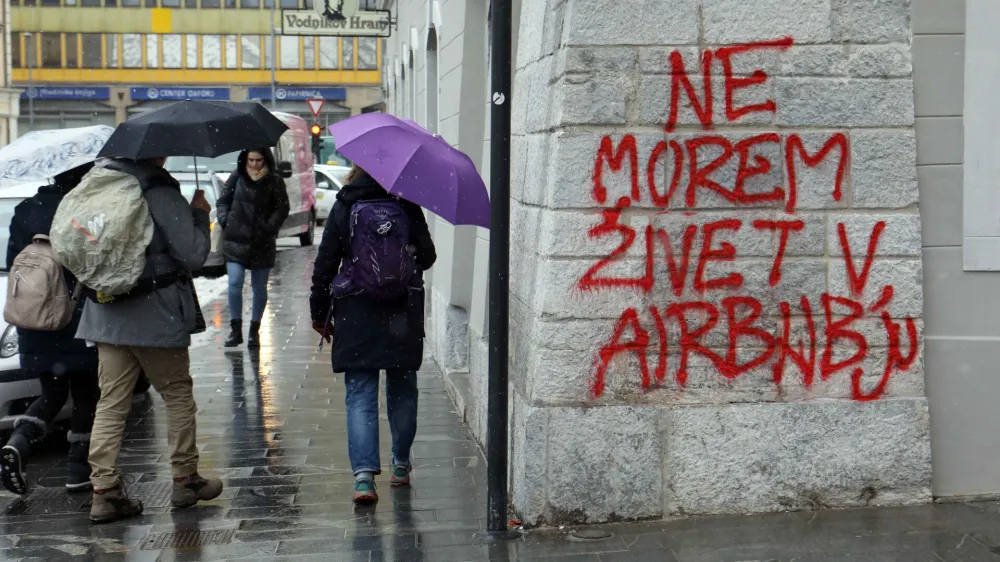 Vodnikov hram - grafit NE MOREM ŽIVET V AIRBNBJU<br><br>- 20.01.2023 &ndash; simbolična fotografija &ndash; platforma Airbnb - počitni&scaron;ka nastanitev in prenoči&scaron;ča v Ljubljani &ndash; stanovanjska politika &ndash; oddajanje sob in stanovanj &ndash; turizem - <br><br>//FOTO: Tomaž Skale