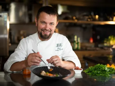 Chef v restavraciji Pavus na gradu La&scaron;ko 