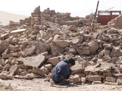 A boy cries as he sits next to debris, in the aftermath of an earthquake in the district of Zinda Jan, in Herat, Afghanistan, October 8, 2023. REUTERS/Stringer NO RESALES. NO ARCHIVES   TPX IMAGES OF THE DAY