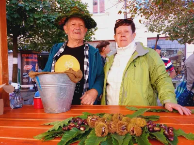 Franci Hrastnik in Ivica Bavdek Dolinar iz krajevne skupnosti Besnica sta obiskovalce razveselila s pečenim kostanjem.&nbsp;