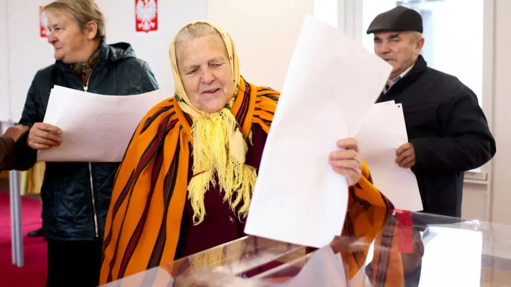 A woman votes during Poland's parliamentary election at a polling station in the village of Gluchow, Poland, October 15, 2023. REUTERS/Lukasz Glowala   TPX IMAGES OF THE DAY