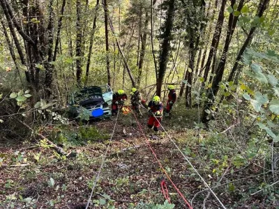 Na pomoč so priskočili tudi gasilci PGD Idrija, ki so zavarovali kraj nesreče, pokojnika pa z vrvno tehniko potegnili na cesto. <br>