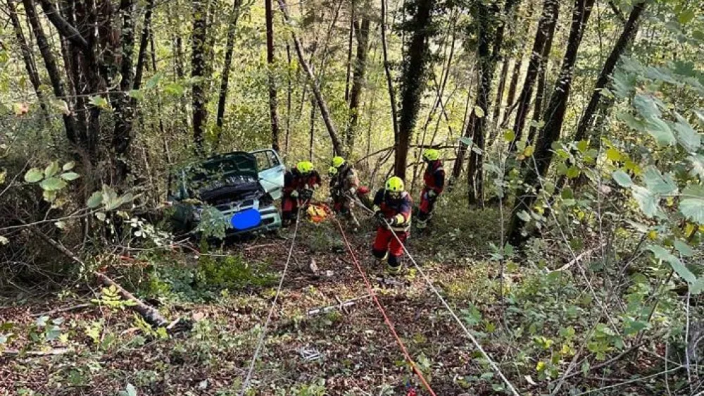 Na pomoč so priskočili tudi gasilci PGD Idrija, ki so zavarovali kraj nesreče, pokojnika pa z vrvno tehniko potegnili na cesto. <br>