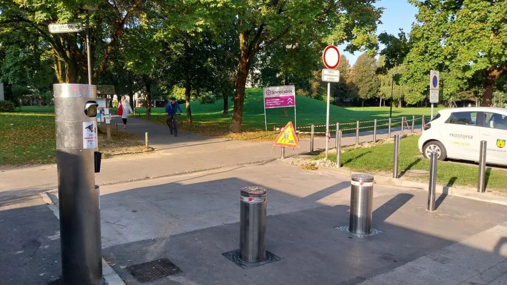 Vodja oddelka za lokalno samoupravo Jera Grobelnik je pojasnila, da so pobude stanovalcev Kose&scaron;kih blokov o ureditvi prometa v soseski dobivali že več let.&nbsp;