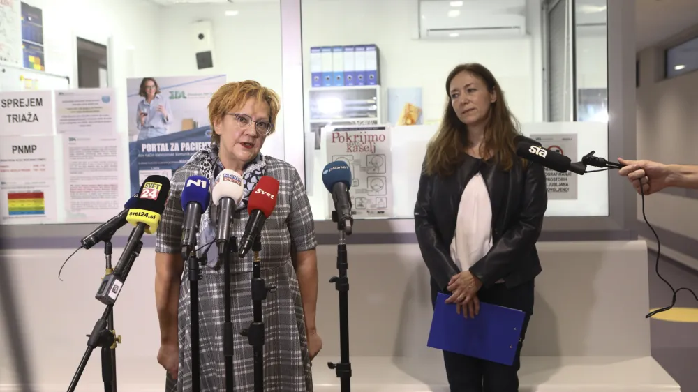 vodja Pediatrične nujne medicinske pomoči Tatjana Grmek Martinja&scaron;, pediatrinja in predstojnica enote Vič-Rudnik Katja Dejak Gornik 19.10.2023 - Pediatrična nujna medicinska pomoč enota Center - Metelkova ulica 9 v Ljubljani - izjava o nasilnem dogodku - star&scaron;a sta napadla zdravstveno osebje, ki je obravnavalo njunega otroka, zdravniku sta celo grozila s smrtjo. //FOTO: Luka Cjuha