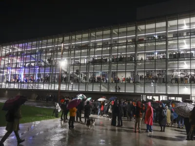 - protest zaradi domnevno spornega občinskega ravnanja pri gradnji in delitvi prostorov Rog &ndash; protestni shod skup&scaron;čine neuporabnikov centra Rog - 26.10.2023 - otvoritev - Javni zavod Center Rog, kreativno in družabno sredi&scaron;če, Trubarjeva 72, - //FOTO: Luka Cjuha
