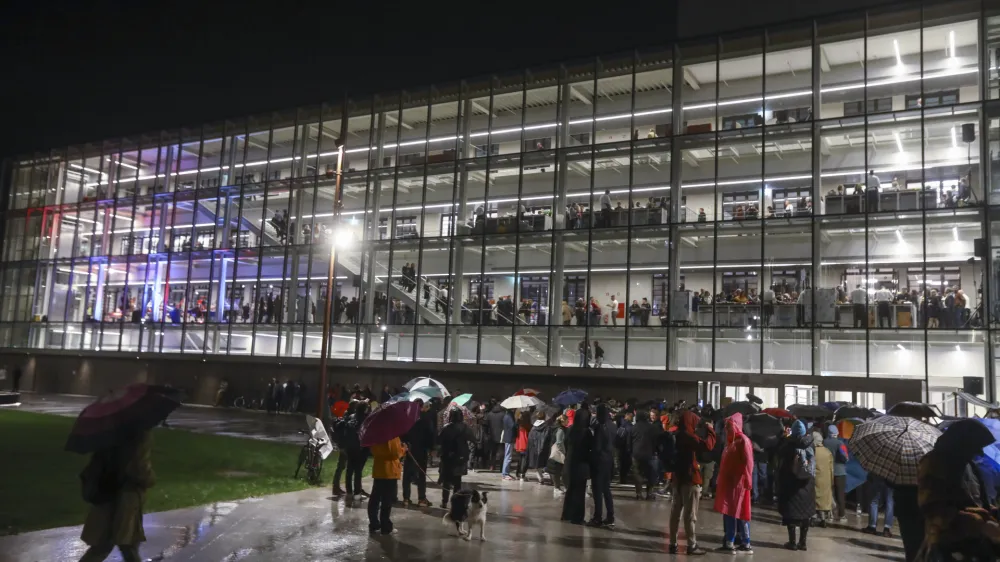 - protest zaradi domnevno spornega občinskega ravnanja pri gradnji in delitvi prostorov Rog &ndash; protestni shod skup&scaron;čine neuporabnikov centra Rog - 26.10.2023 - otvoritev - Javni zavod Center Rog, kreativno in družabno sredi&scaron;če, Trubarjeva 72, - //FOTO: Luka Cjuha