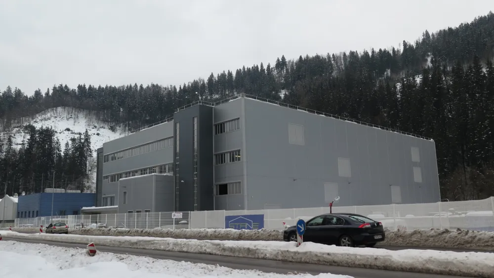 Mezica, prostori muzejskega rudnika Podzemlje Pece.<br>Predstavitev projekta Digitalna preobrazba podjetja TAB (DIGITAB) in konzorcijskih partnerjev, ki sodelujejo pri projektu.<br>Nova hala na Prevaljah, kjer se bo februarja zacela proizvodnja litij-ionskih baterij.