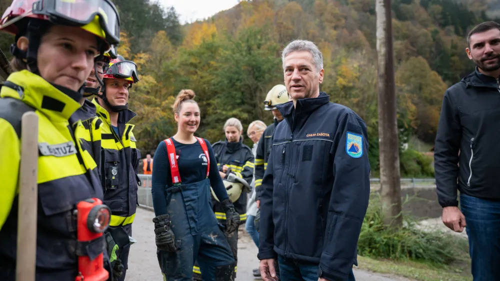 Predsednik vlade Robert Golob očitke o vme&scaron;avanju v kadrovanje na policiji zanika, je pa javno priznal, da je od Tatjane Bobnar pričakoval, da bo policijo očistila &raquo;jan&scaron;istov&laquo;. Na fotografiji Golob med poplavljenci.