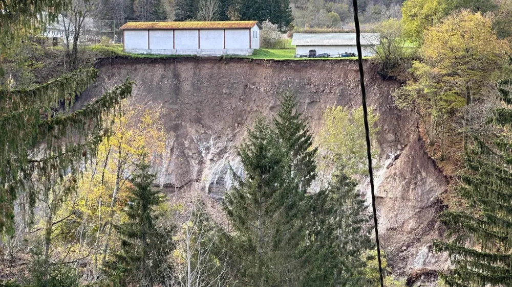 Plaz pod voja&scaron;nico Bo&scaron;tjana Kekca v Bohinjski Beli