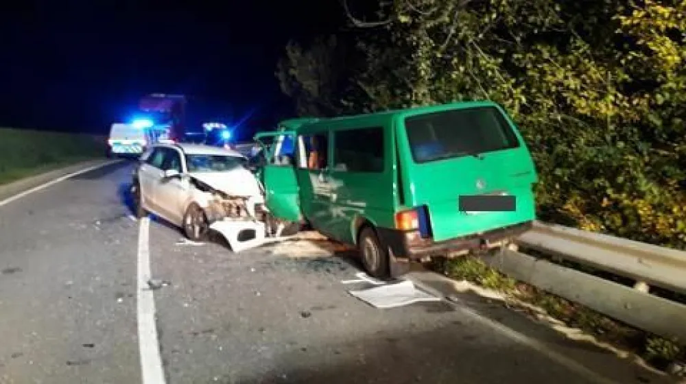 Pri naselju Dolnja Težka Voda na cesti med Novim mestom in Metliko se je pripetila huda prometna nesreča, v kateri so trčili tovornjak in dve osebni vozili. 