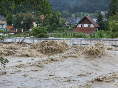 - Poplavljeno naselje Sor&scaron;ka cesta v &Scaron;kofja Loki.- Deroča reka Sora.- 04.08.2023. Močno deževje in hude ujme so zajele vso Slovenijo in povzročile hude poplave, plazove in zastoje v prometu..//FOTO: Bojan Velikonja