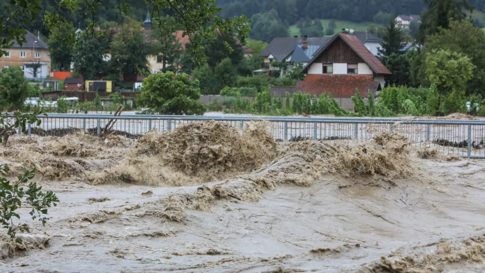 - Poplavljeno naselje Sor&scaron;ka cesta v &Scaron;kofja Loki.- Deroča reka Sora.- 04.08.2023. Močno deževje in hude ujme so zajele vso Slovenijo in povzročile hude poplave, plazove in zastoje v prometu..//FOTO: Bojan Velikonja