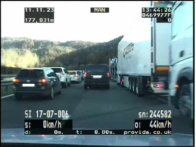 Tako je v soboto eden od voznikov peljal kar po re&scaron;evalnem pasu in se za ostale udeležence v prometu ni zmenil. 