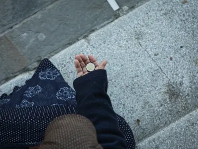 - beračenje, prosjačenje, rev&scaron;čina, recesija, kriza, finančna stiska, sociala - socialne razlike - euro kovanec, denar.  //FOTO: Luka Cjuha