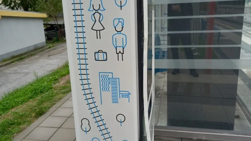 Po&scaron;kodovani kartomat SŽ, Vodice<br><br>FOTO: Slovenske železnice 