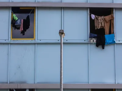 - migranti -- prezasedenosti azilnega doma - sprejme lahko največ 350 ljudi, trenutno jih je tam že 1200 - 15.09.2023 &ndash; Azilni dom Ljubljana - Urad Vlade republike Slovenije za oskrbo in integracijo Migrantov, Cesta v Gorice 15 v Ljubljani -Vič //FOTO: Bojan Velikonja