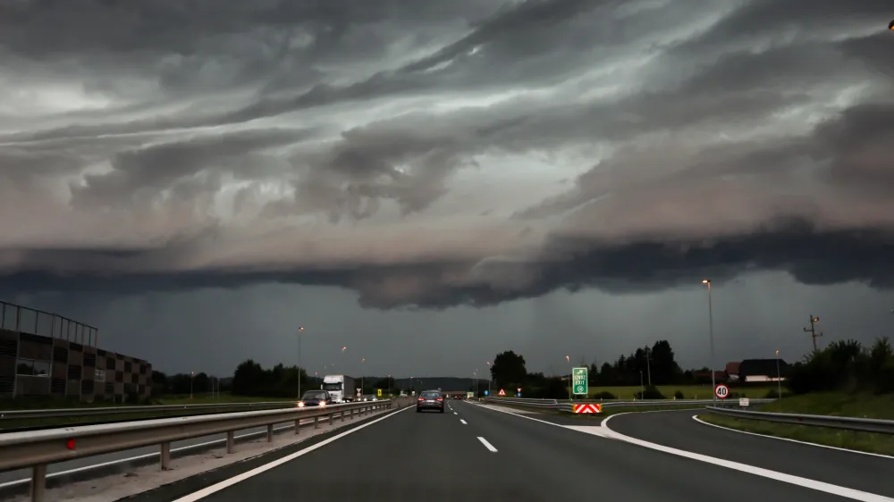 - Nevihta, nevihtni oblak. &Scaron;tajerska avtocesta Maribor - <br>Ljubljana<br><br>- 19.07.2023 &ndash; vreme - oranžno opozorilo za celotno Slovenijo &ndash; nevihtni pas - nevihte<br> <br>//FOTO: Bojan Velikonja