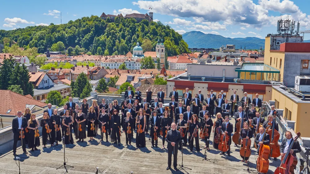 V Glasbeno produkcijo poleg Simfonikov (na fotografiji) sodijo Big Band RTV Slovenija, Otro&scaron;ki pevski zbor in Mladinski pevski zbor RTV Slovenija, &scaron;est glasbenih producentov ter nototeka. F Jože Kotar