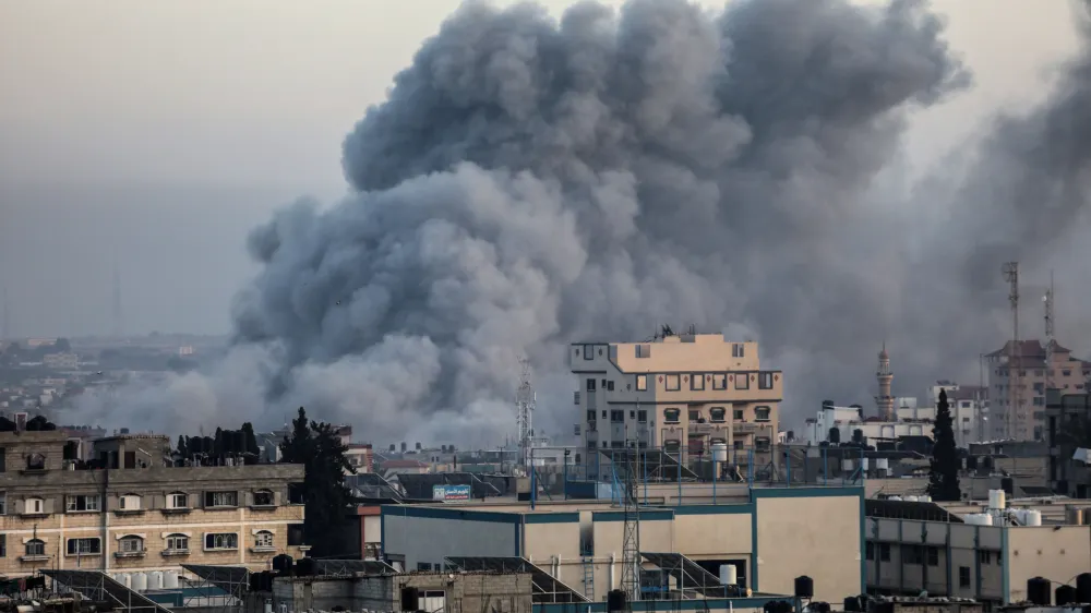 03 December 2023, Palestinian Territories, Rafah: Thick smoke rises from buildings after an Israeli air strike on the city of Rafah in the southern Gaza Strip. Photo: Abed Rahim Khatib/dpa