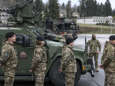 - simbolična fotografija &ndash; vojaki SV -- 31.03.2023 &ndash; Slovenska vojska (SV) - Voja&scaron;nica Ivana Cankarja Vrhnika - obisk predsednice republike v okviru katerega se je seznanila s stanjem pripravljenosti Slovenske vojske v letu 2022, //FOTO: Jaka Gasar