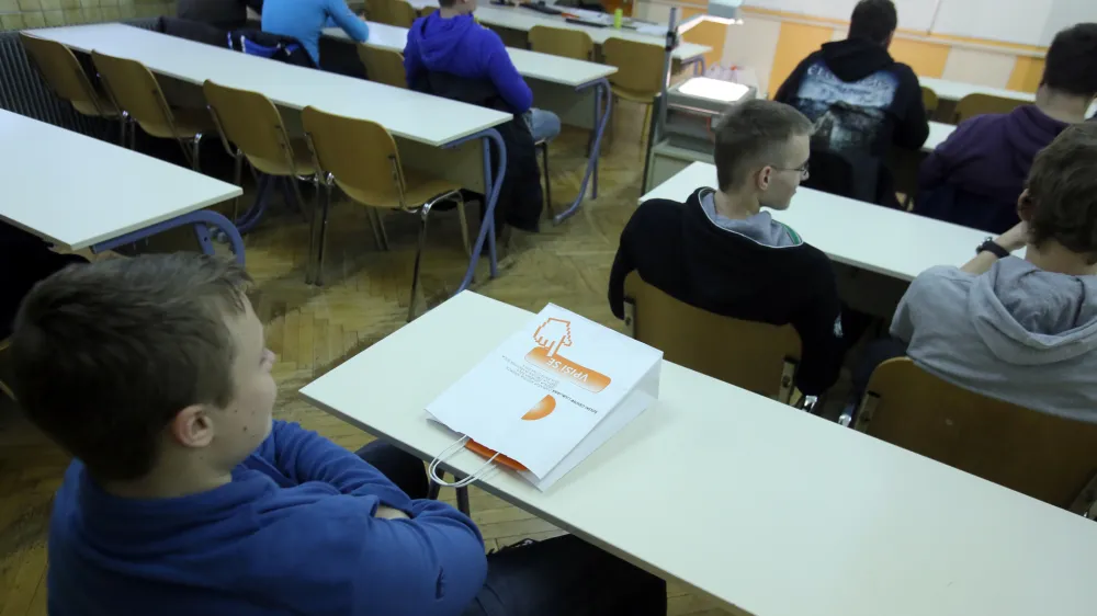 - učilnica - Srednja Lesarska &scaron;ola, A&scaron;kerčeva cesta 1 v Ljubljani - - Informativni dnevi 2015 - informativni dan na fakultetah in srednjih &scaron;olah za bodoče &scaron;tudente in dijake - izobraževanje - &scaron;olstvo - &scaron;tudij - dijaki - &scaron;tudenti - //FOTO: Jaka Gasar