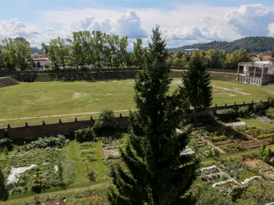 - zemlji&scaron;če med stadionom in Fondovimi bloki. - vrtički - <br><br><br>- 04.08.2017 - Plečnikov stadion za Bežigradom &ndash; &scaron;portni park poslovneža Jožeta Pečečnika - kulturni spomenik  //FOTO: Luka Cjuha.