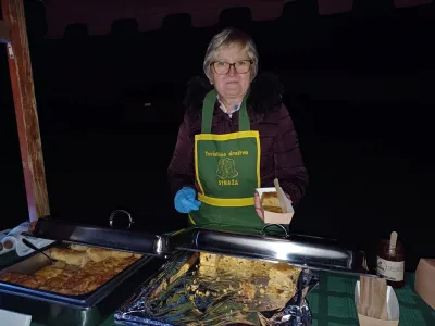 &Scaron;tefka Vidic je obiskovalce tržnice razveselila s pečeno proseno ka&scaron;o in z zavitkom s proseno ka&scaron;o.
