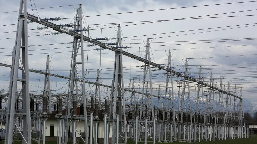 - 08.04.2015 - Električni daljnovod 2x400 kV Beričevo-Kr&scaron;ko, elektrika - električni vod - elektroenergetsko omrežje - električna energija - //FOTO: Jaka Gasar